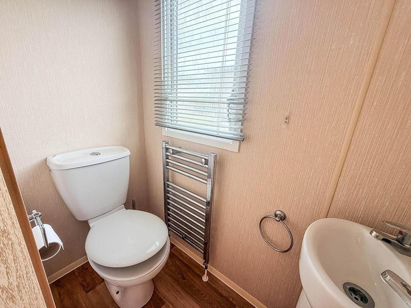 8 Berth Caravan With Decking At Sunnydale In Lincolnshire Ref 35087S Лаут Экстерьер фото
